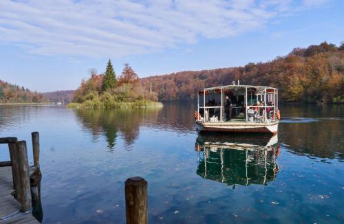 Plitvice Ferry to the lower lakes